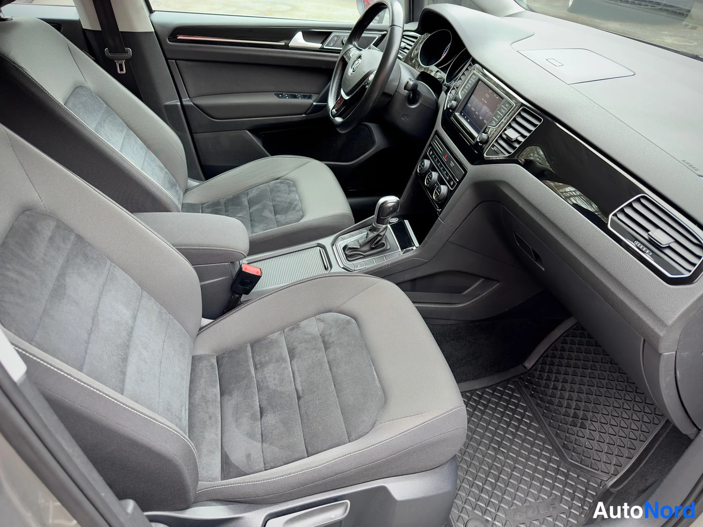 Harmaa Volkswagen Golf Sportsvan 2017, kuva 13