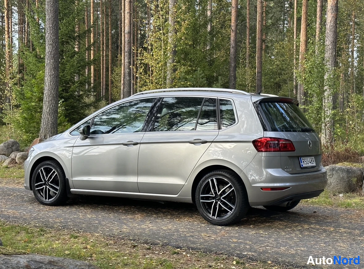 Harmaa Volkswagen Golf Sportsvan 2017, takaviisto, kuva 6