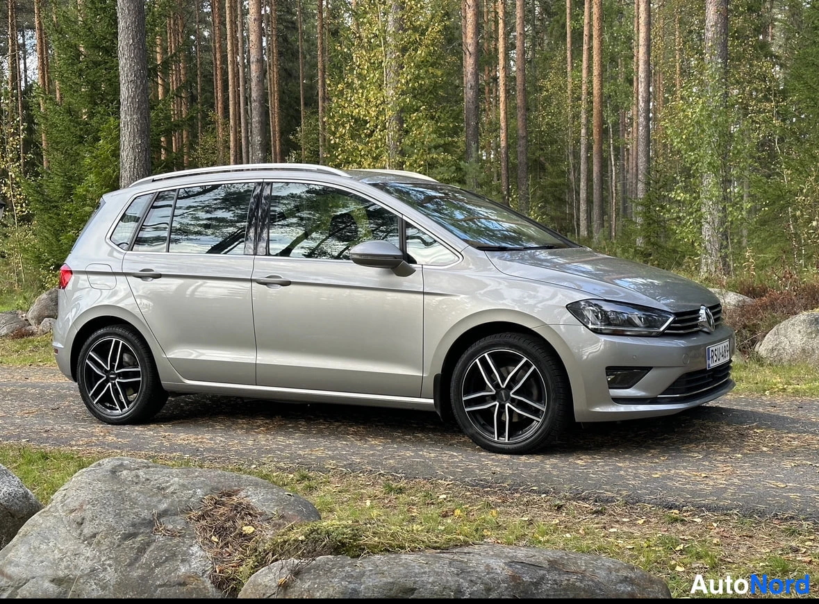 Harmaa Volkswagen Golf Sportsvan 2017, etuviisto, keula oikealle, kuva 2