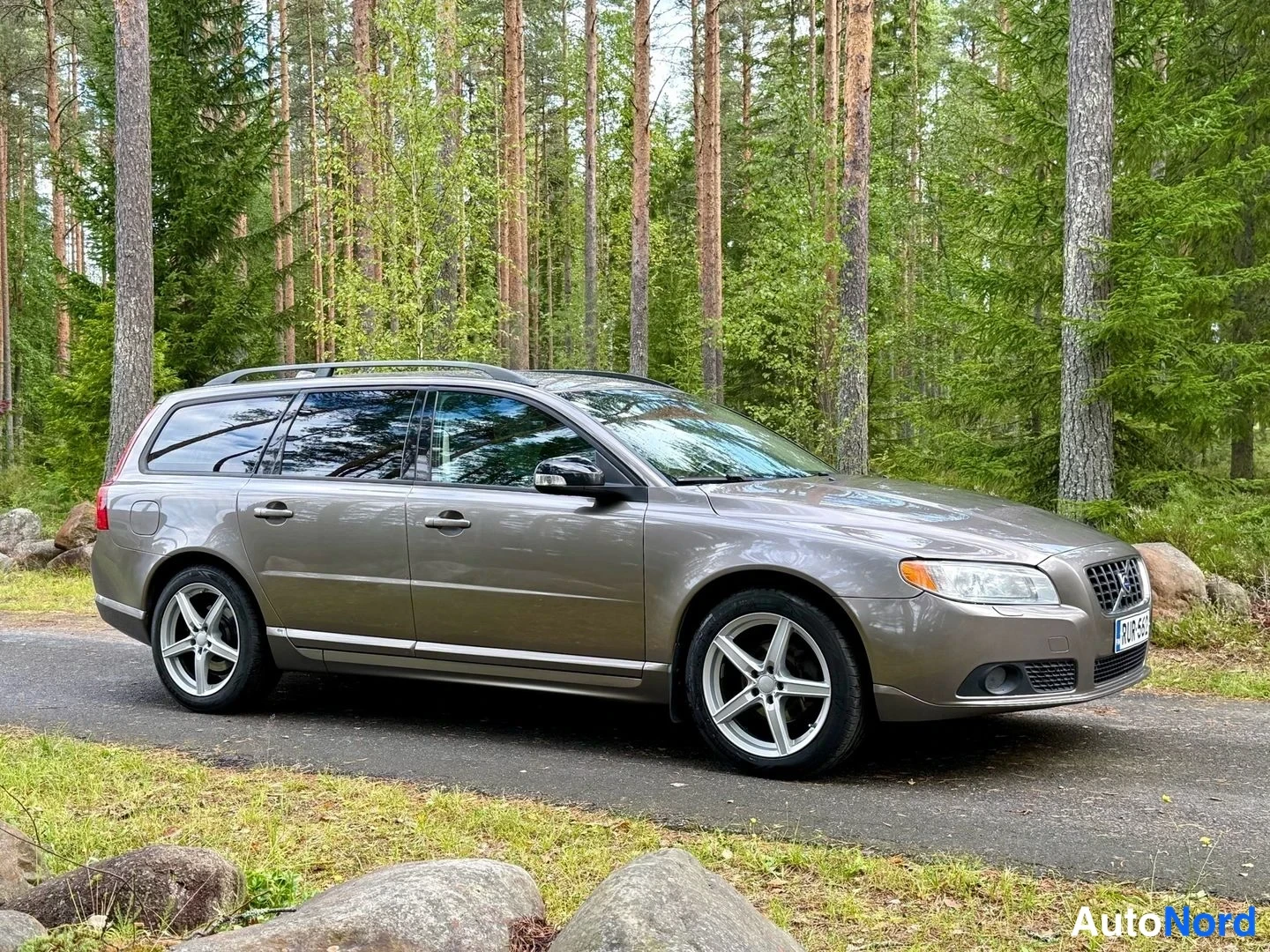 Harmaa Volvo V70 2009, etuviisto, keula oikealle, kuva 3