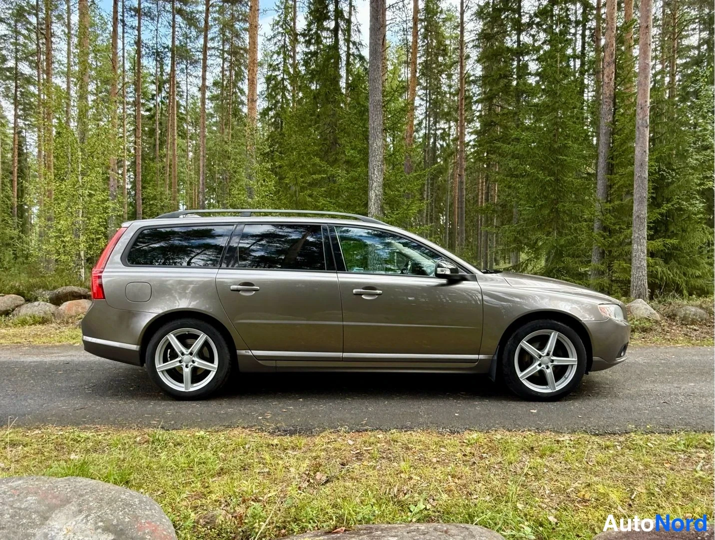 Harmaa Volvo V70 2009, sivulta, kuva 5