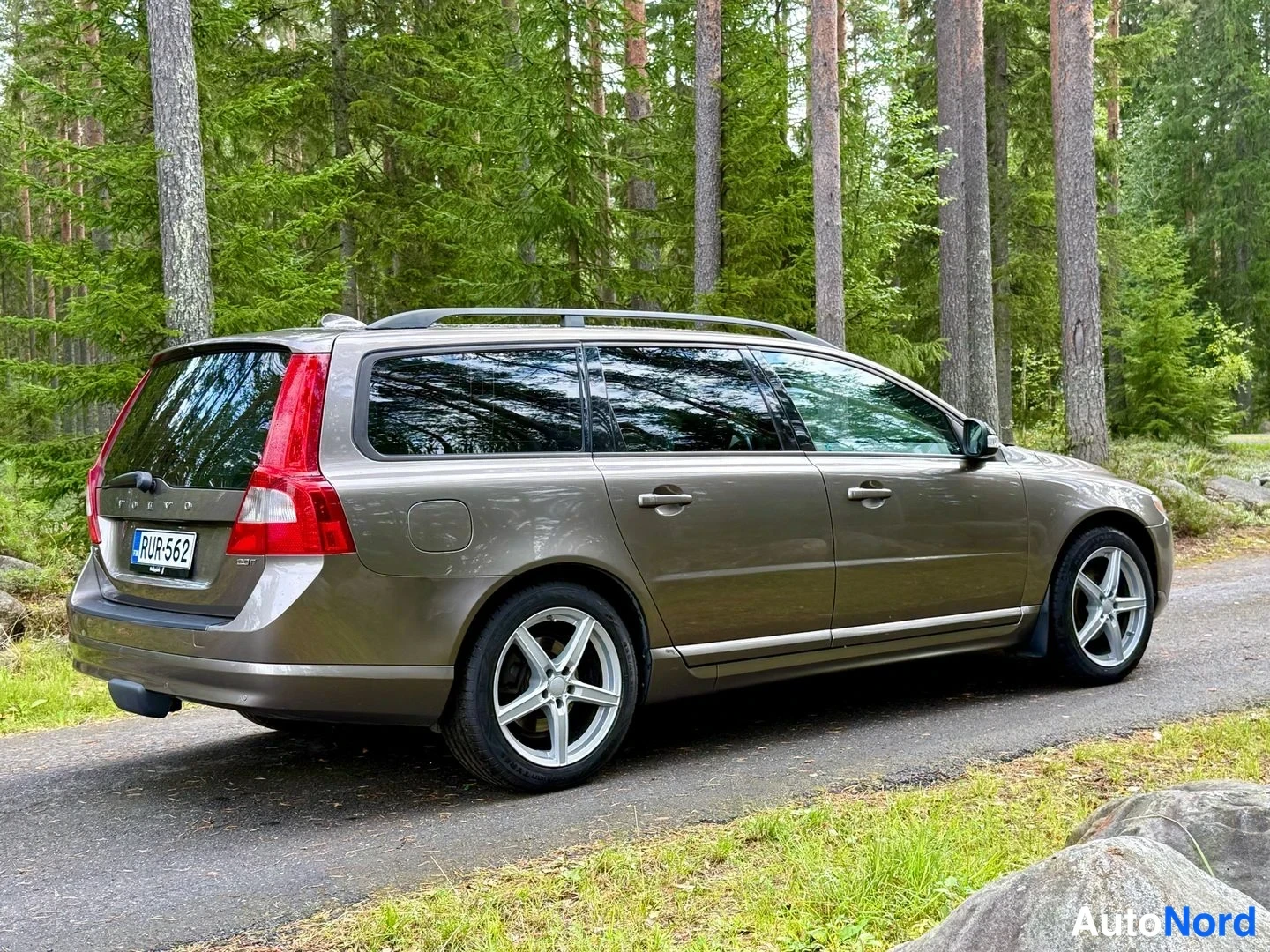 Harmaa Volvo V70 2009, takaviisto, kuva 6