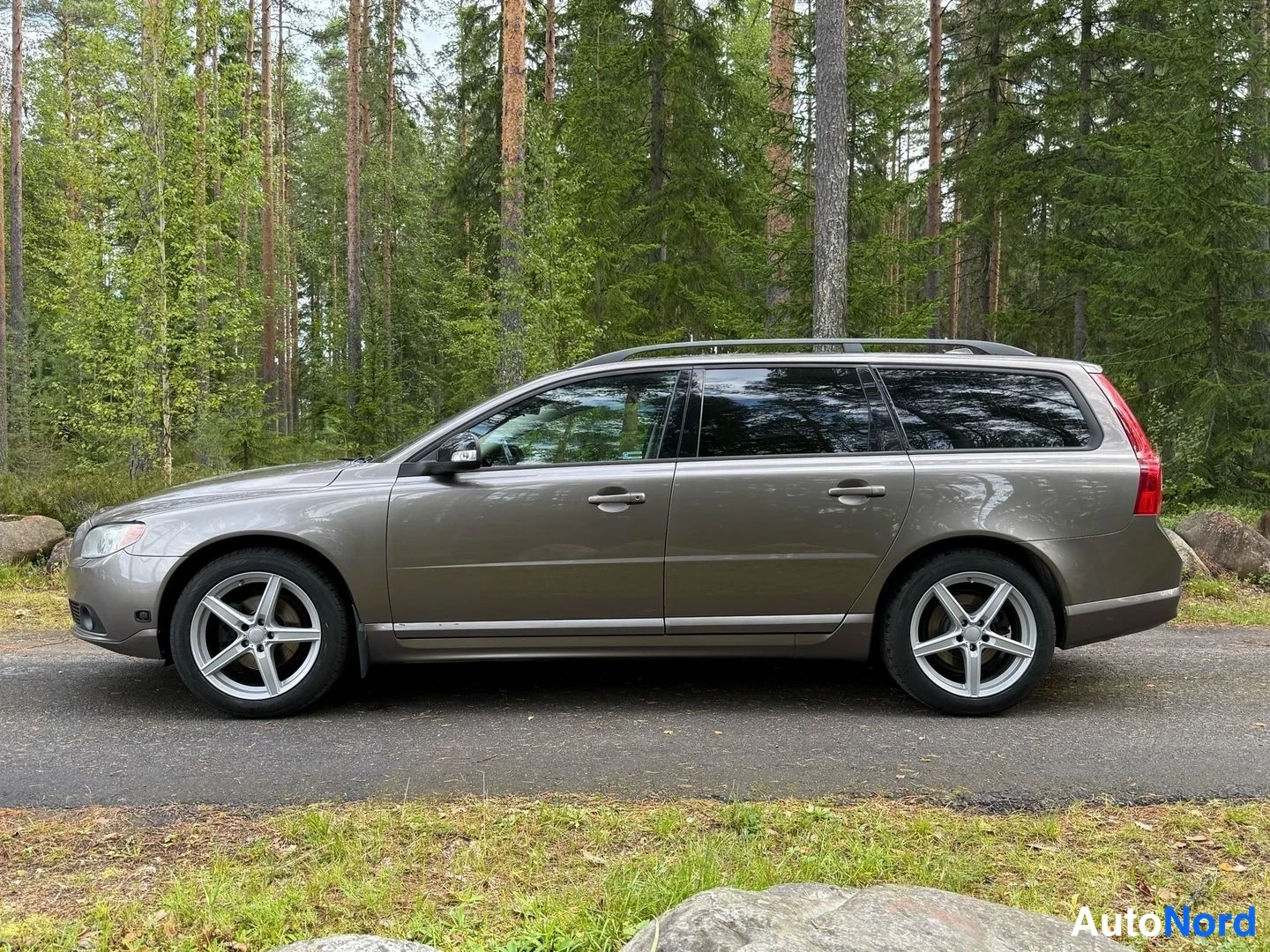 Harmaa Volvo V70 2009, etuviisto, keula vasemmalle, kuva 2