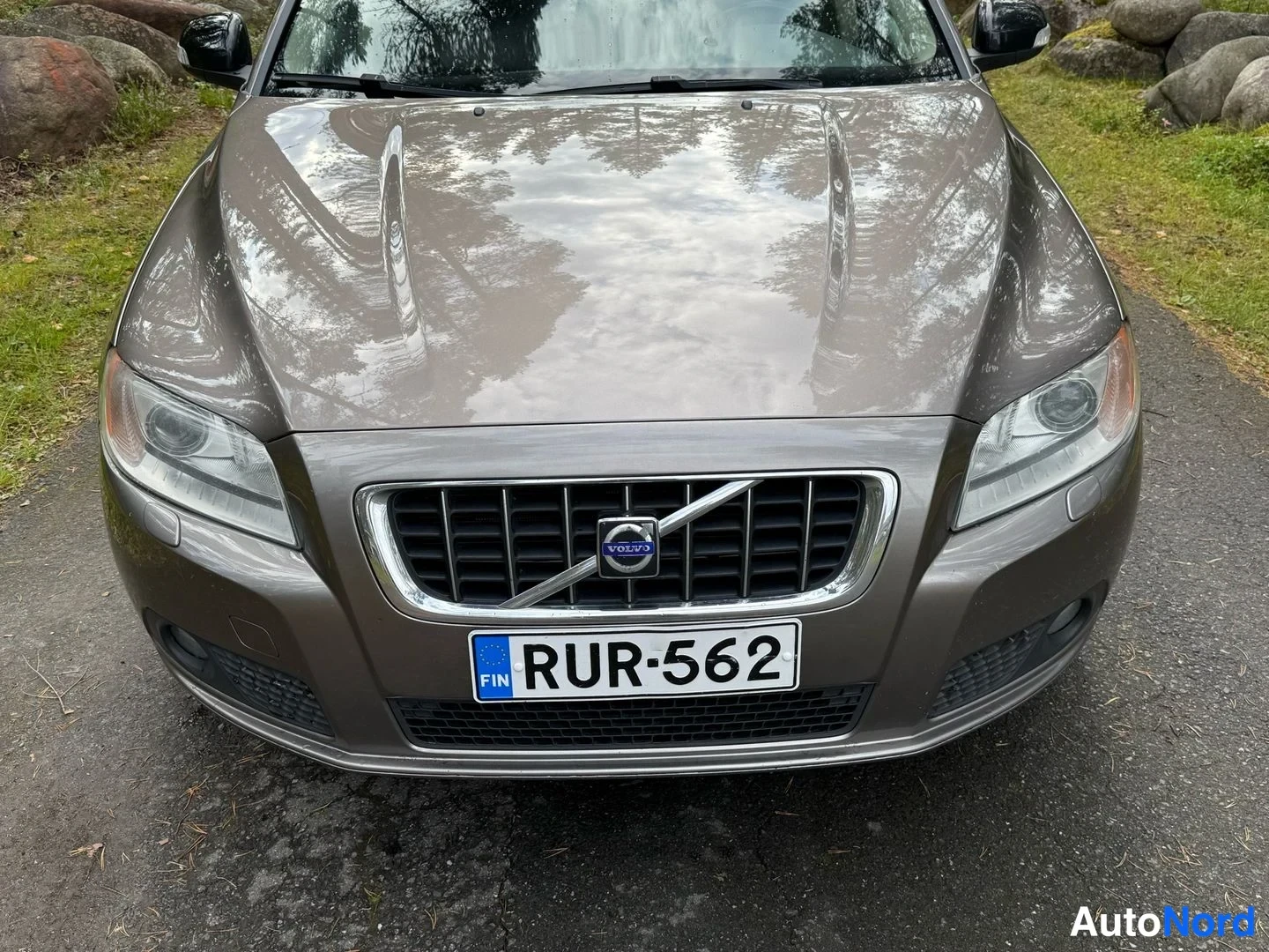 Harmaa Volvo V70 2009, edestä, kuva 4