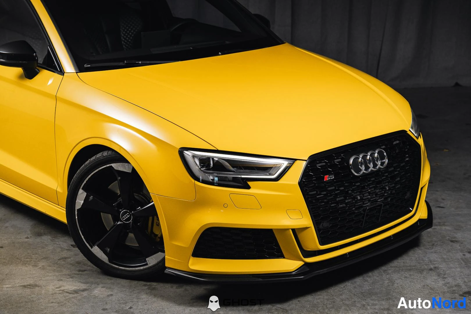 Keltainen Audi S3 2019, etuviisto, keula oikealle, kuva 3