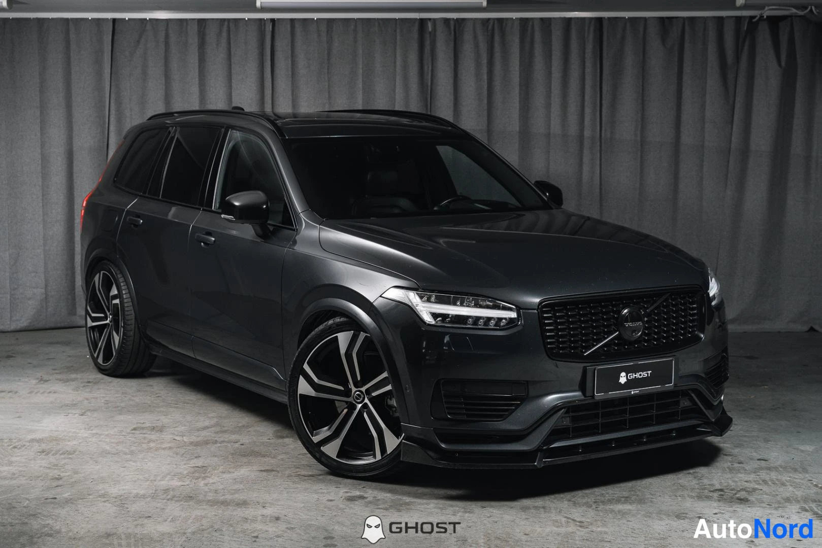 Harmaa Volvo XC90 2022, etuviisto, keula oikealle, kuva 2