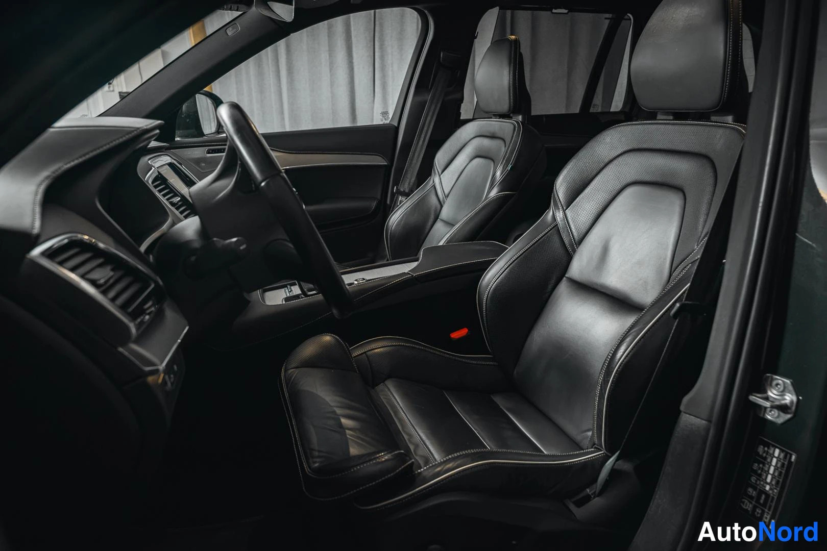 Harmaa Volvo XC90 2022, kuva 18