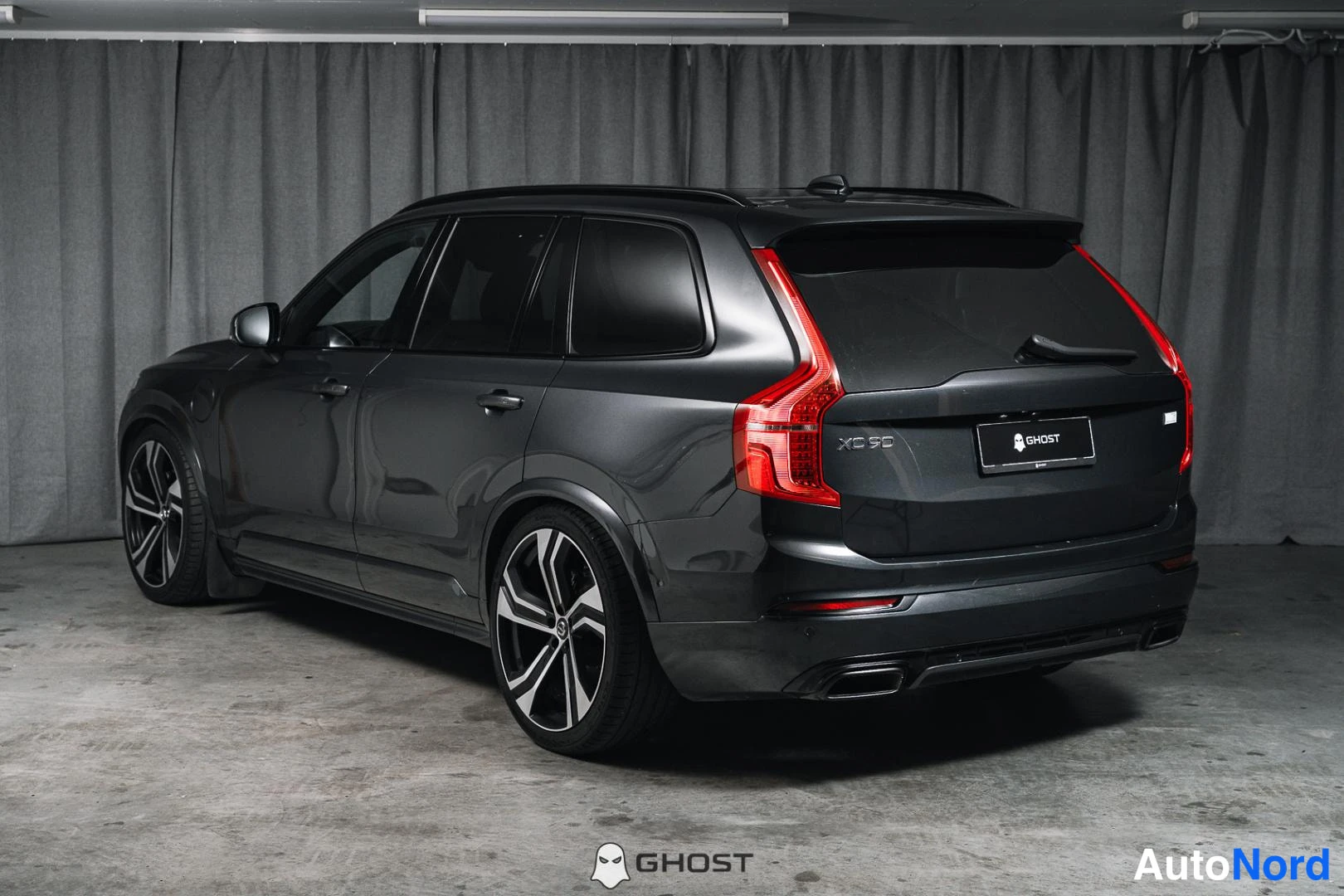 Harmaa Volvo XC90 2022, takaviisto, kuva 7