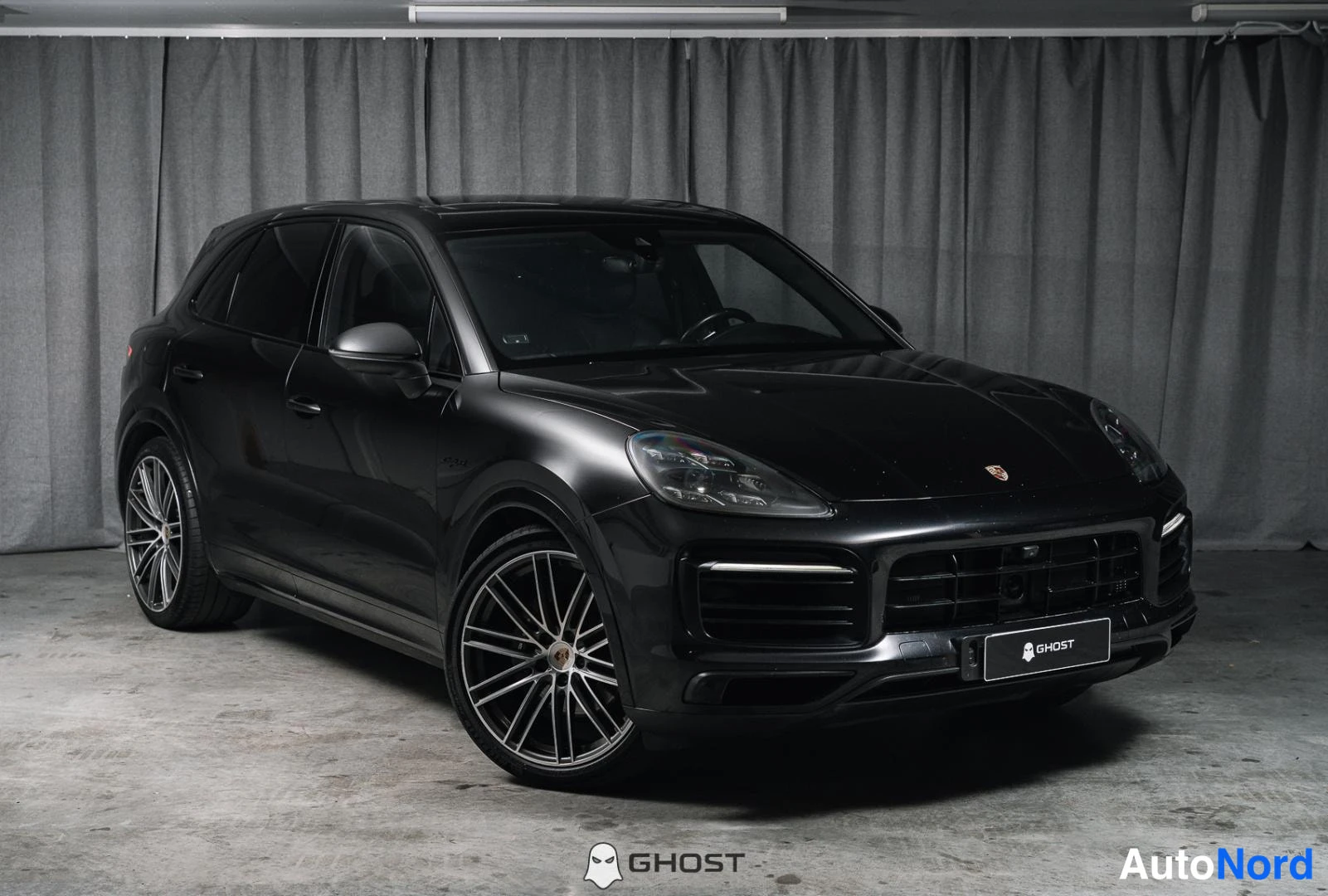 Musta Porsche Cayenne 2020, etuviisto, keula oikealle, kuva 2