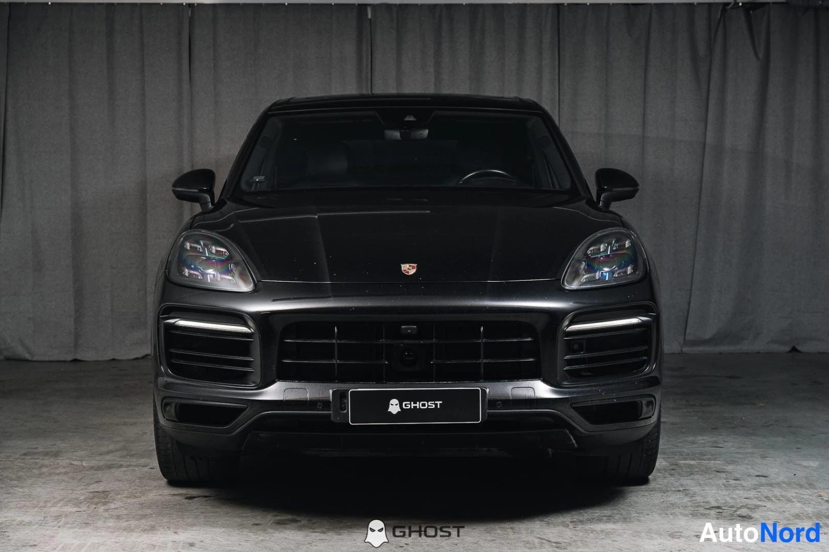 Musta Porsche Cayenne 2020, edestä, kuva 4