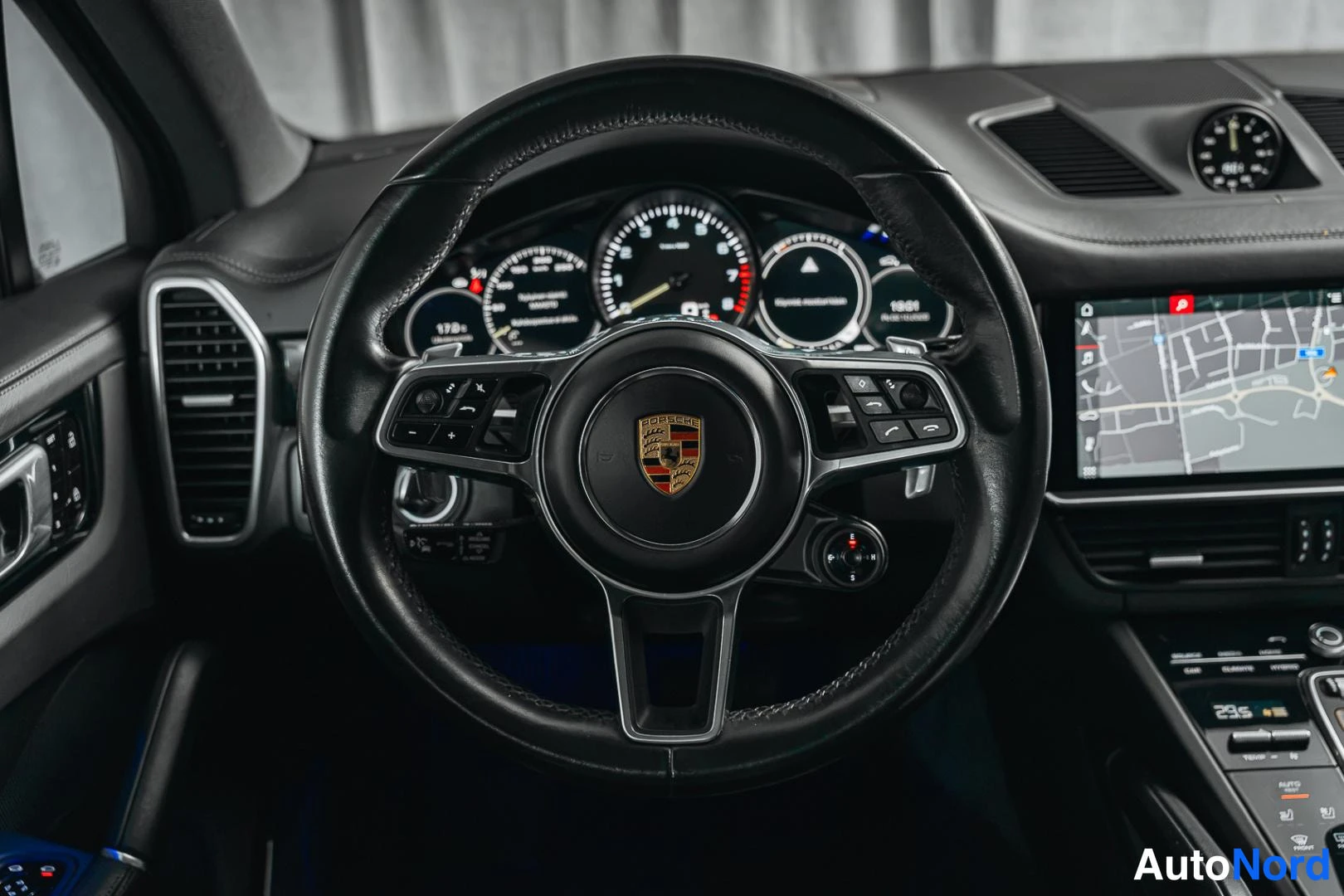Musta Porsche Cayenne 2020, kuva 11