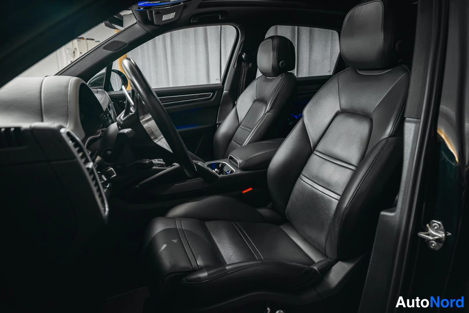 Musta Porsche Cayenne 2020, kuva 17