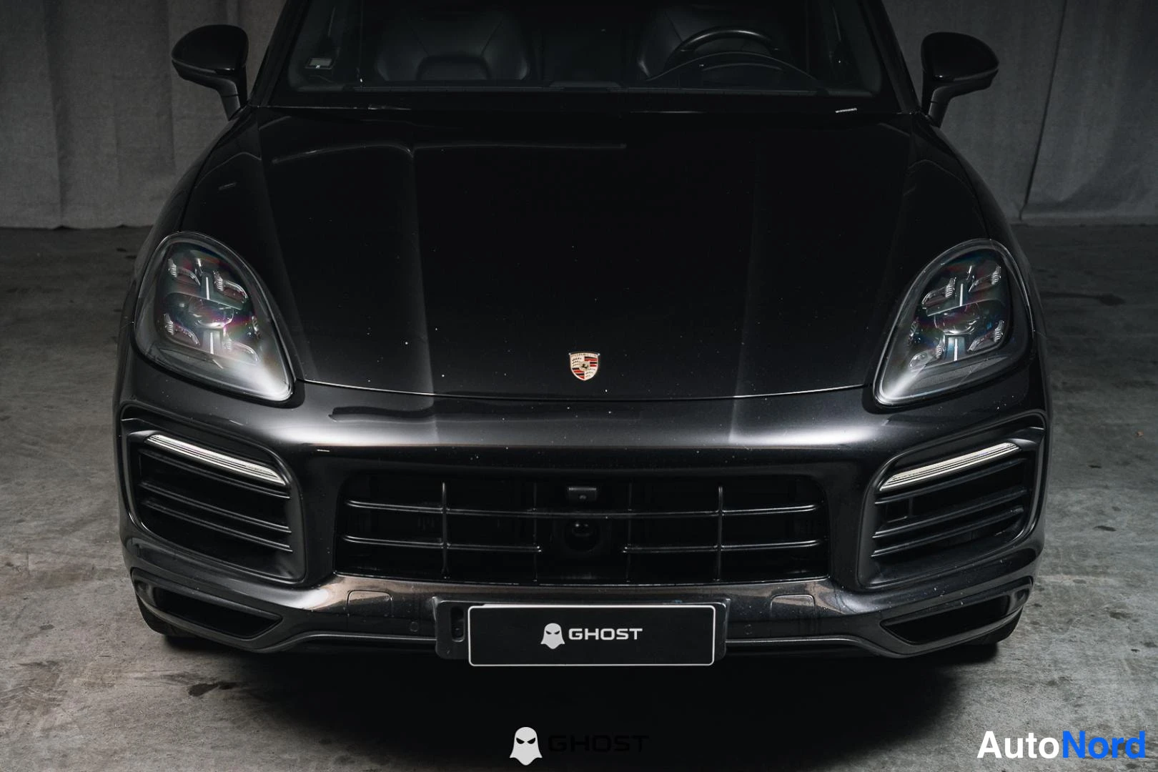Musta Porsche Cayenne 2020, edestä, kuva 5