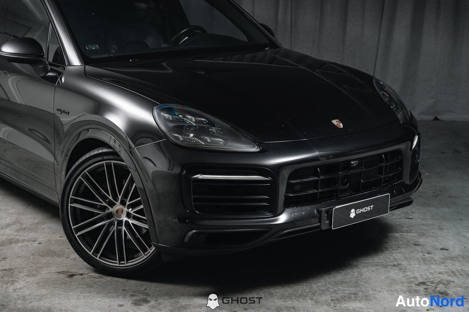 Musta Porsche Cayenne 2020, etuviisto, keula oikealle, kuva 3