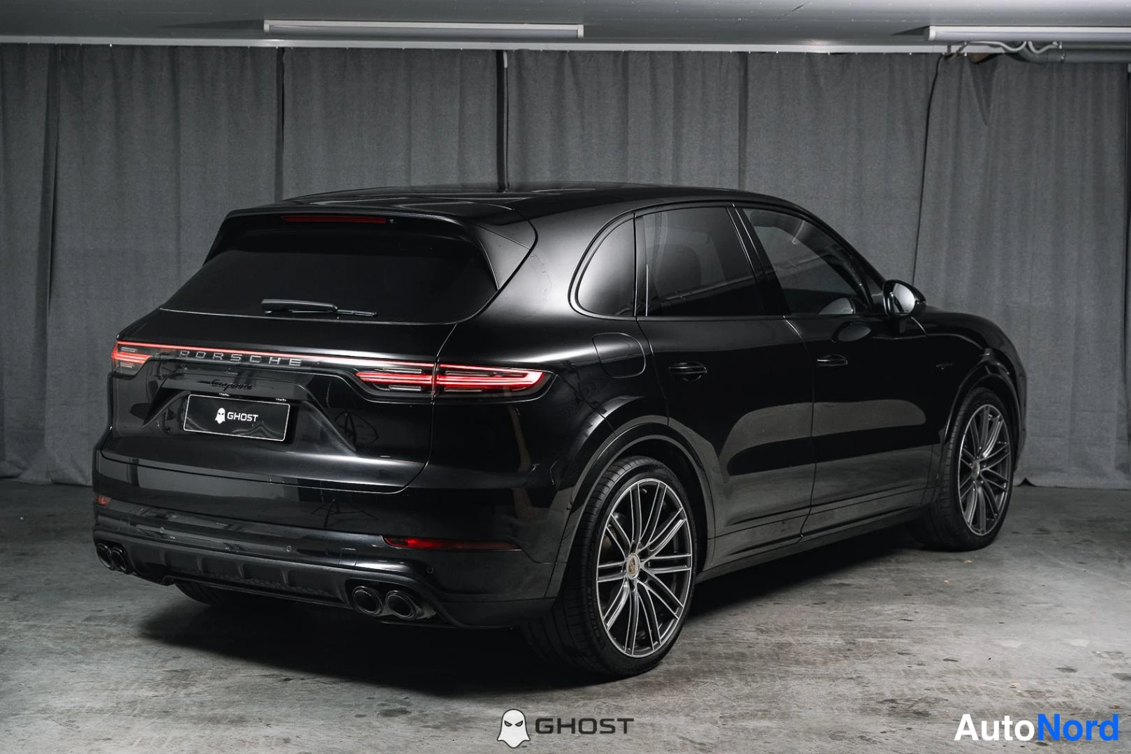 Musta Porsche Cayenne 2020, takaviisto, kuva 6