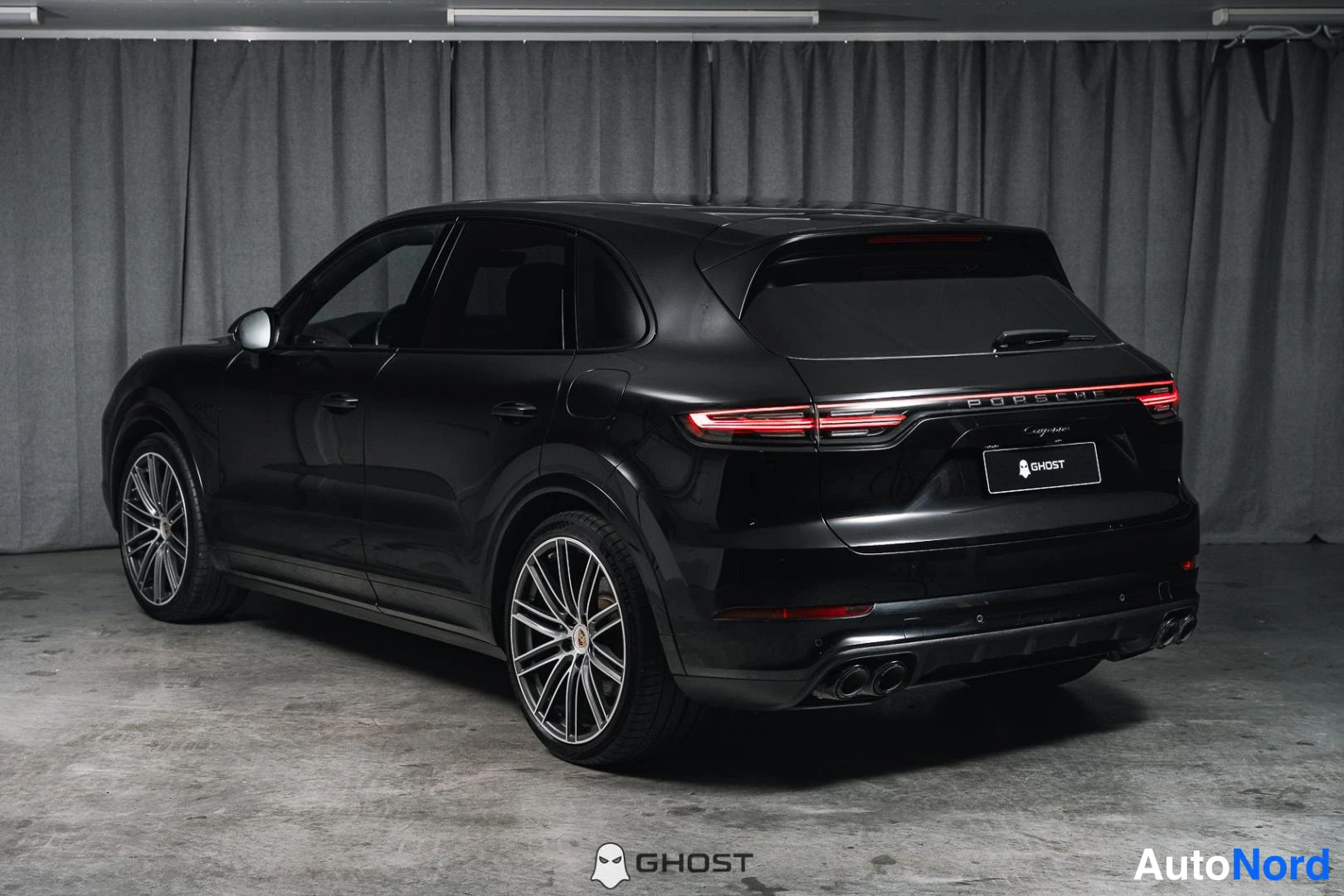 Musta Porsche Cayenne 2020, takaviisto, kuva 7