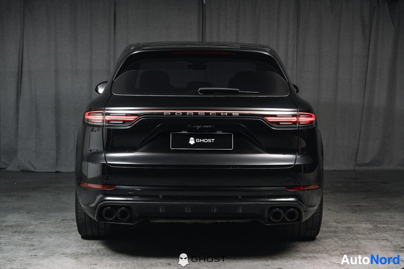 Musta Porsche Cayenne 2020, takaa, kuva 8