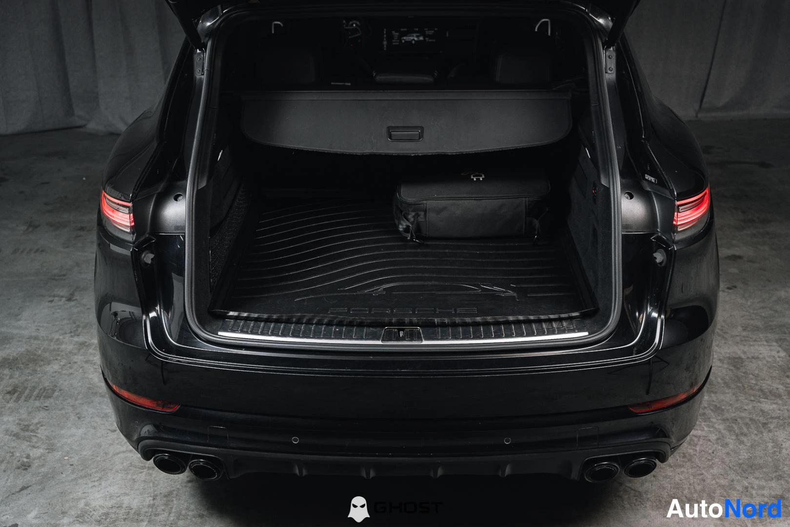 Musta Porsche Cayenne 2020, takaa, kuva 9