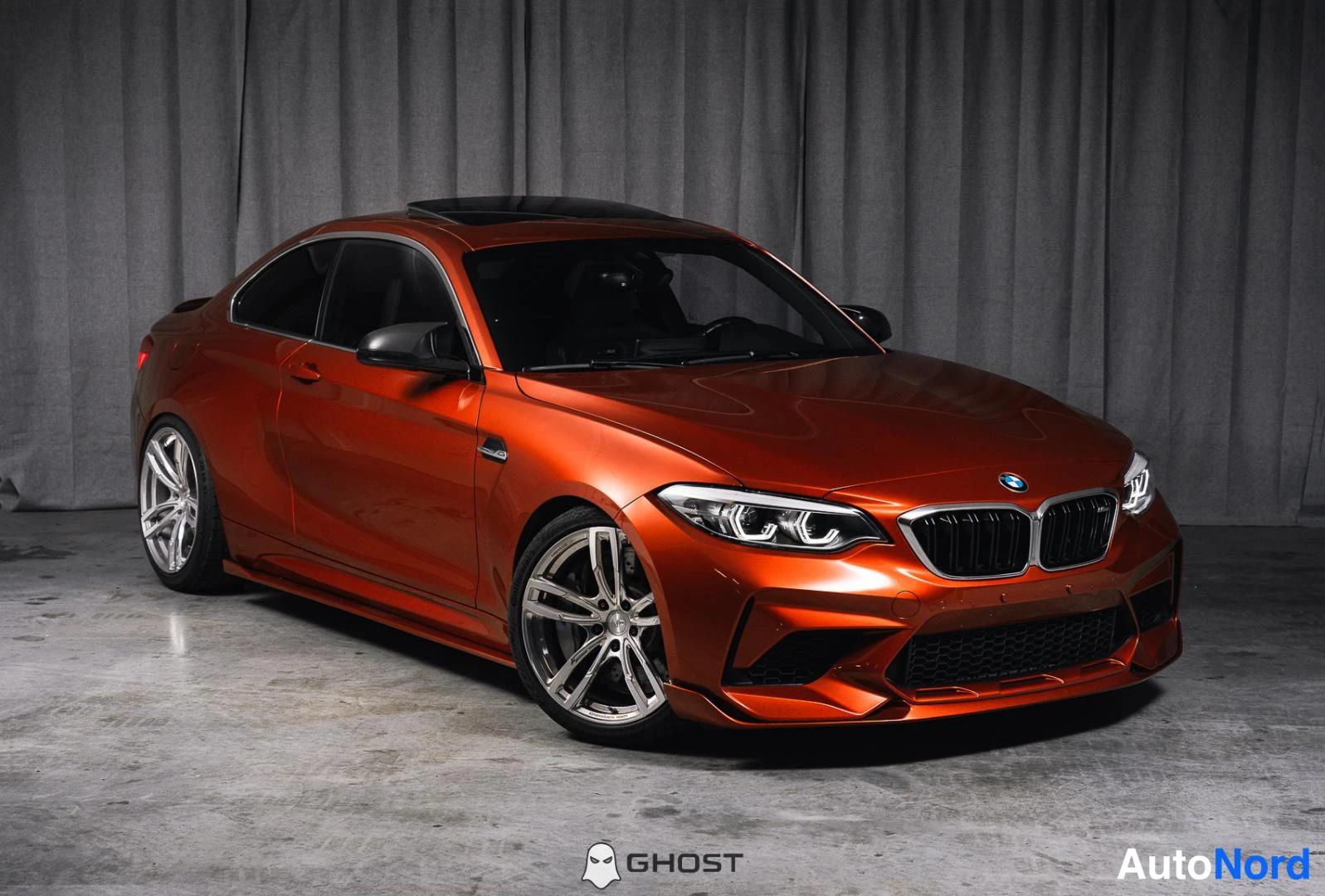 Oranssi BMW M2 2018, etuviisto, keula oikealle, kuva 2