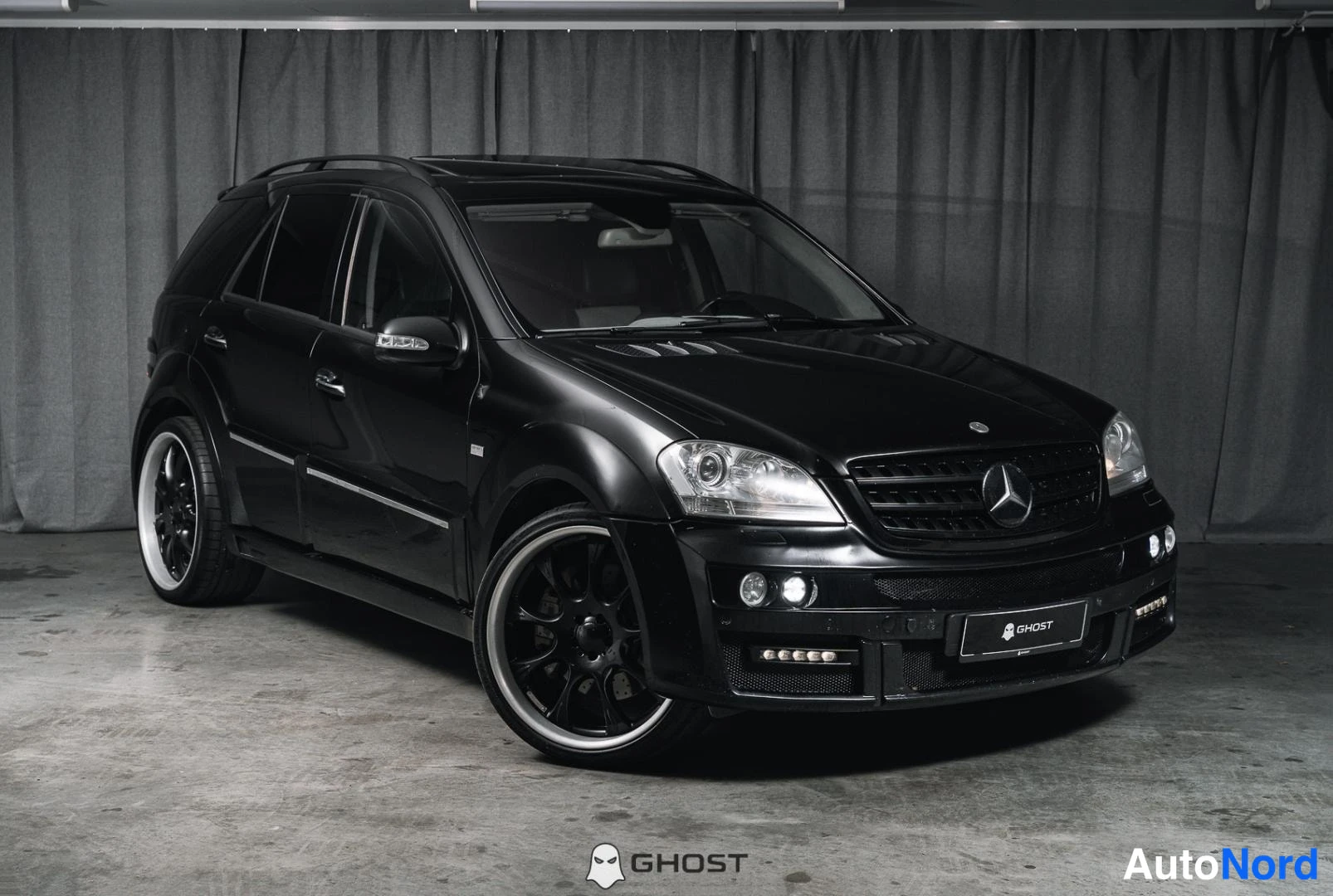 Musta Mercedes-Benz ML 63 2008, etuviisto, keula oikealle, kuva 2