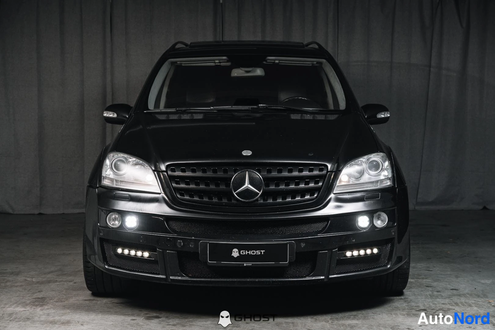 Musta Mercedes-Benz ML 63 2008, edestä, kuva 4