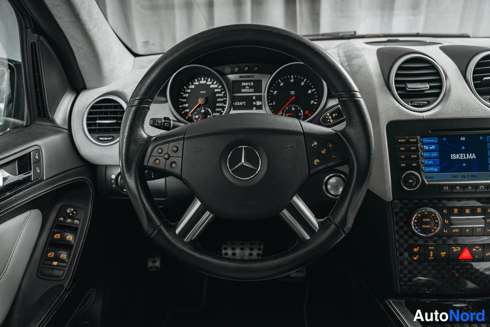 Musta Mercedes-Benz ML 63 2008, kuva 11