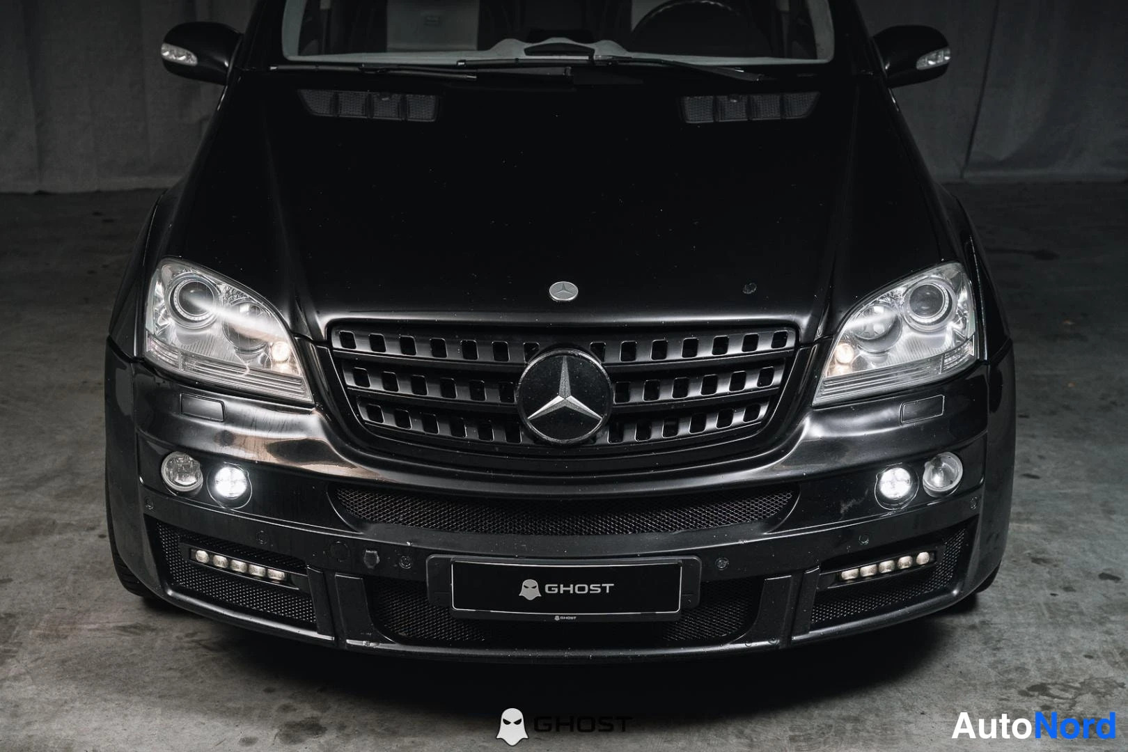 Musta Mercedes-Benz ML 63 2008, edestä, kuva 5