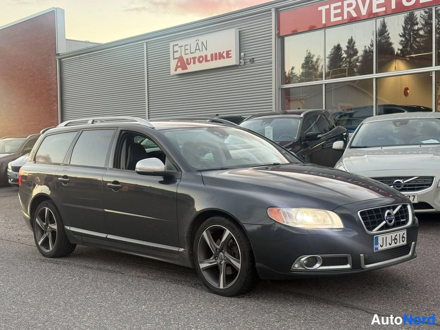 Harmaa Volvo V70 2012, etuviisto, keula oikealle, kuva 2