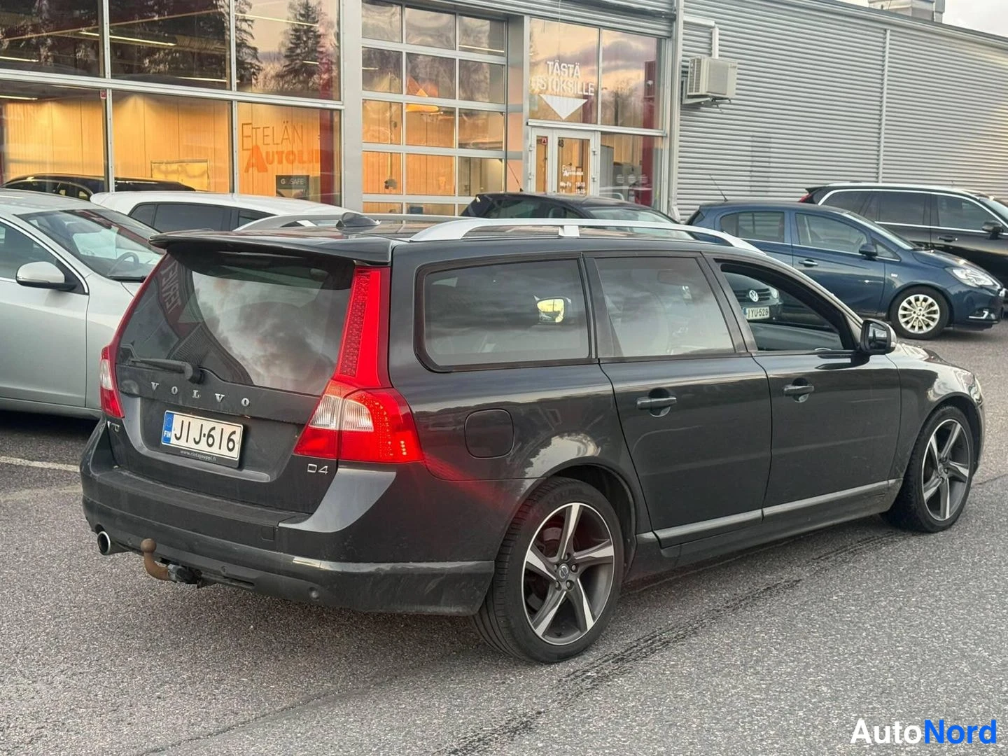 Harmaa Volvo V70 2012, takaviisto, kuva 4