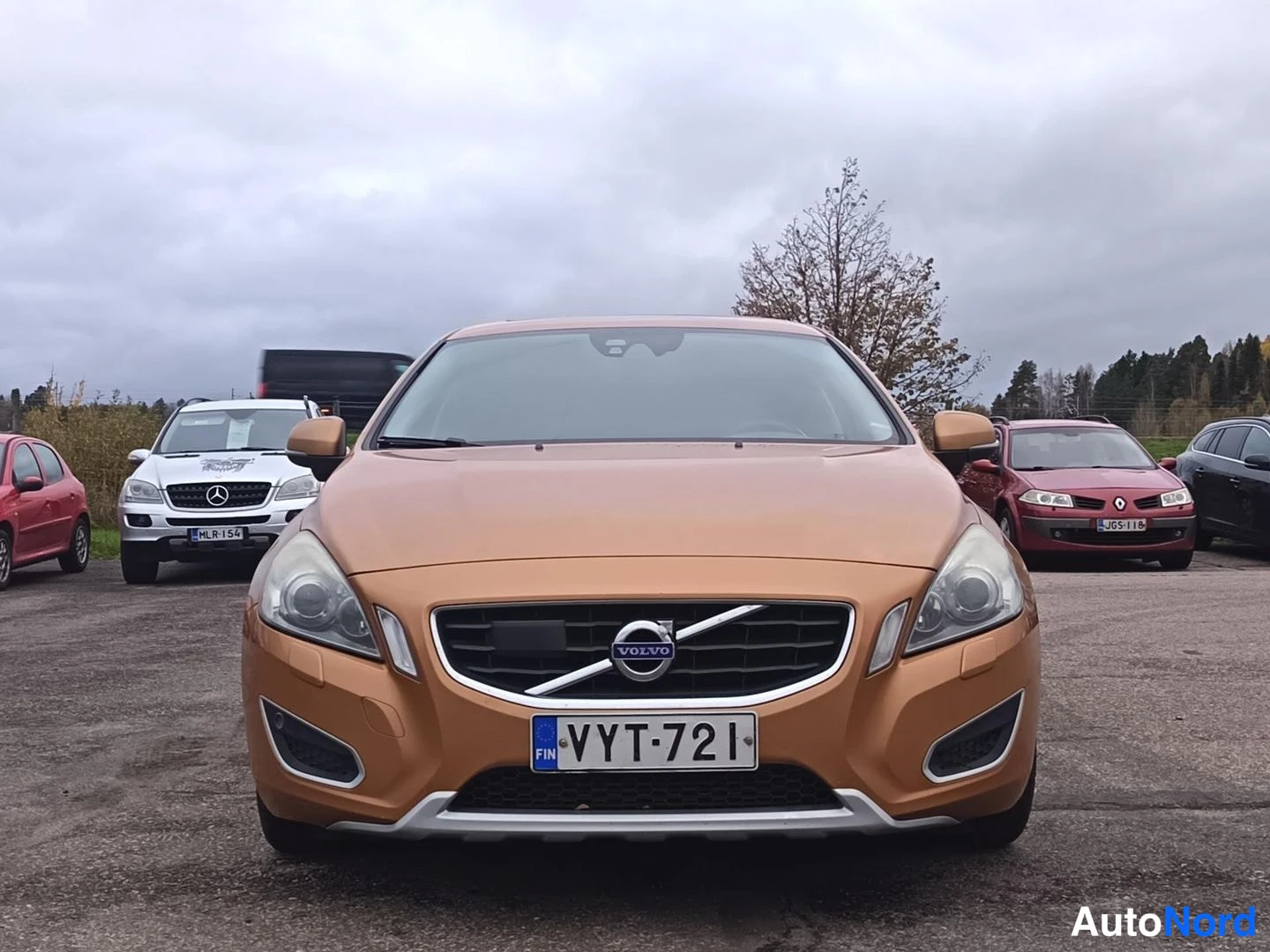 Oranssi Volvo S60 2010, edestä, kuva 4