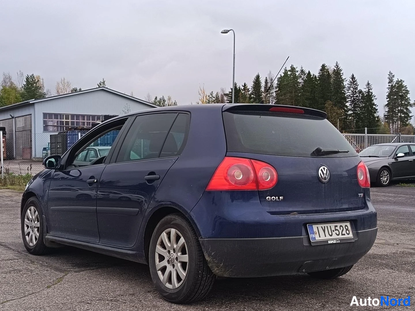 Sininen Volkswagen Golf 2008, takaviisto, kuva 4