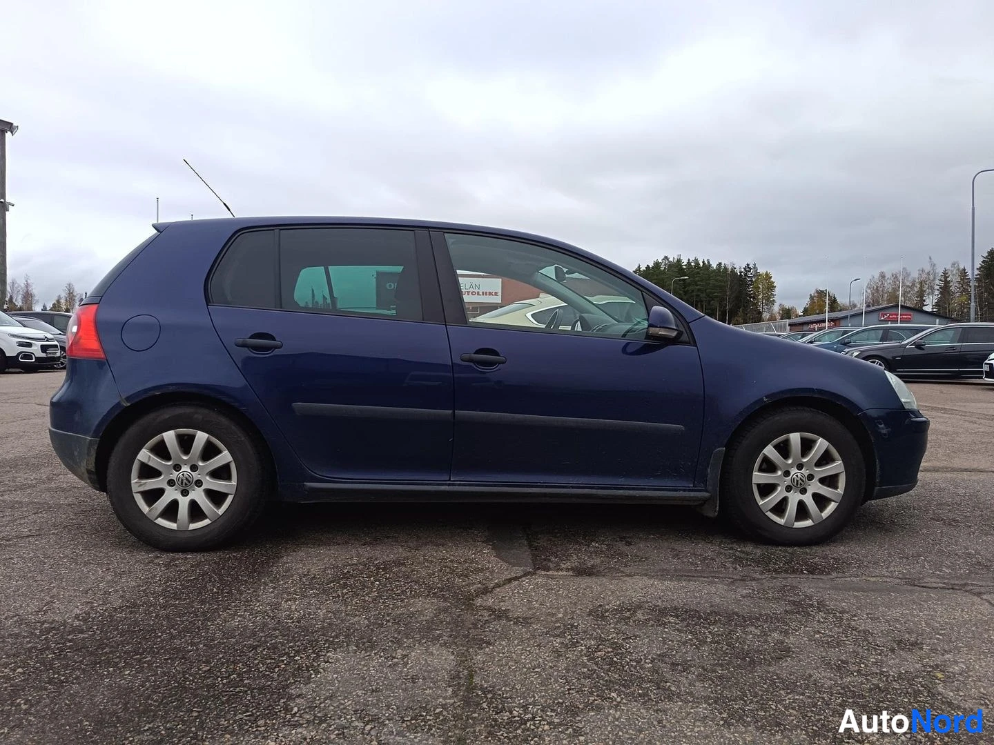 Sininen Volkswagen Golf 2008, sivulta, kuva 3