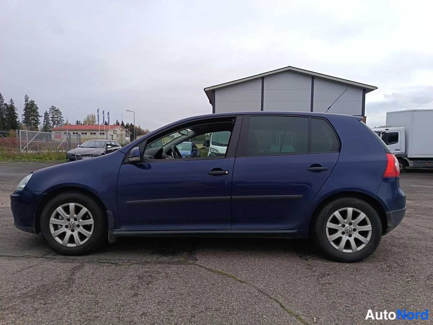 Sininen Volkswagen Golf 2008, etuviisto, keula vasemmalle, kuva 2