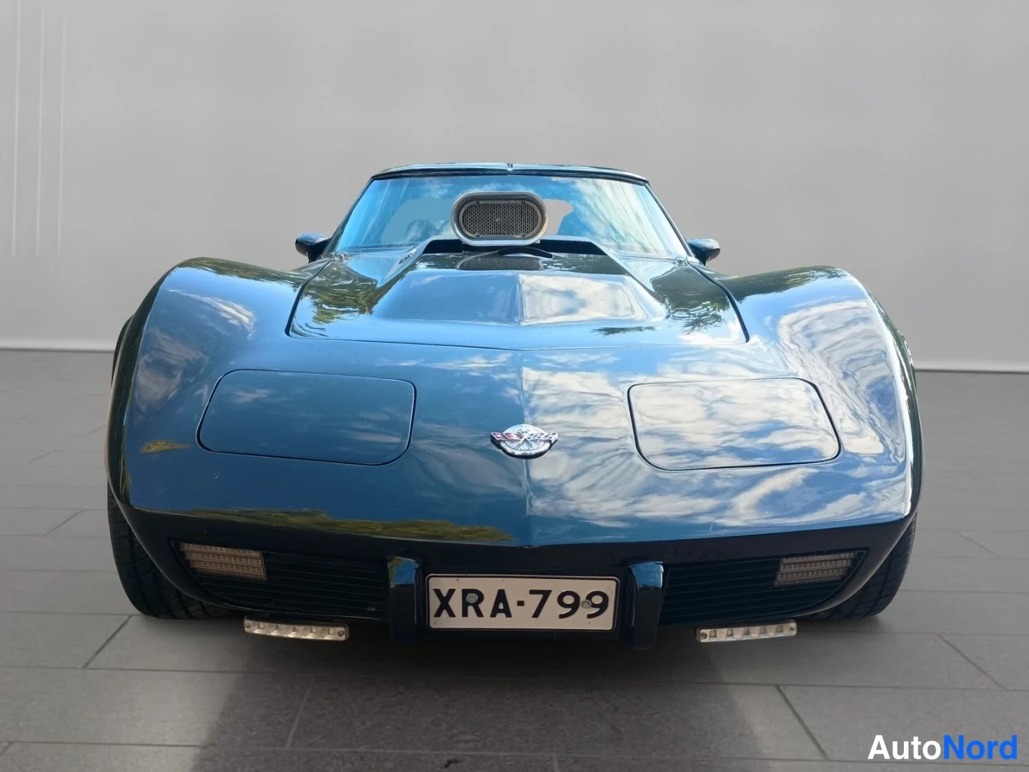 Musta Chevrolet Corvette 1975, edestä, kuva 3