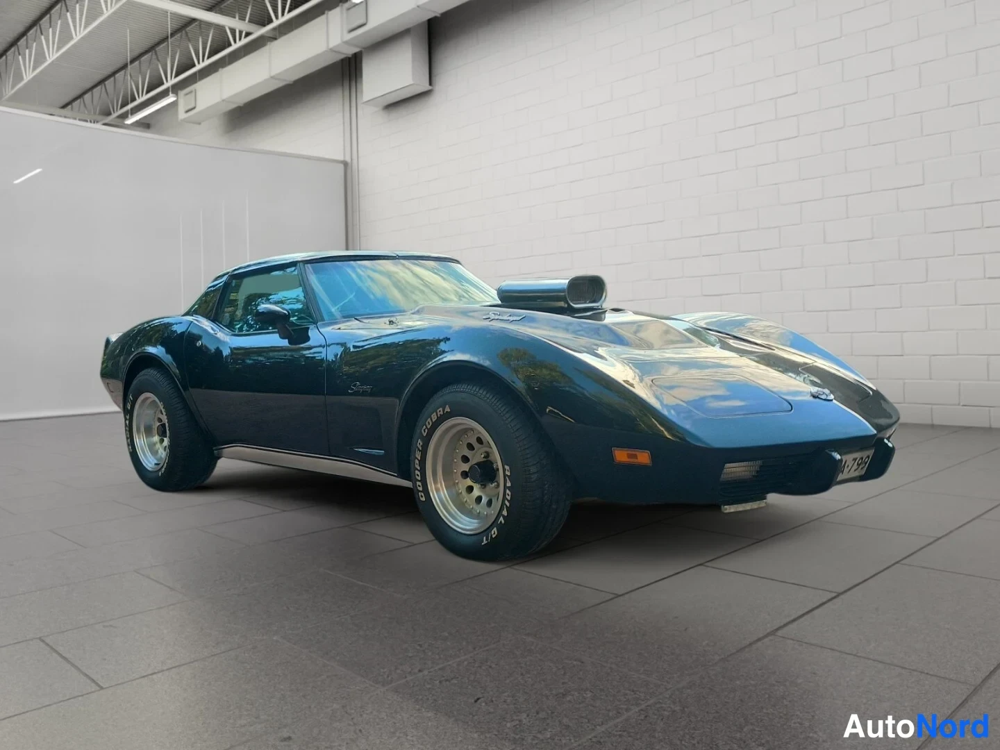 Musta Chevrolet Corvette 1975, etuviisto, keula oikealle, kuva 2