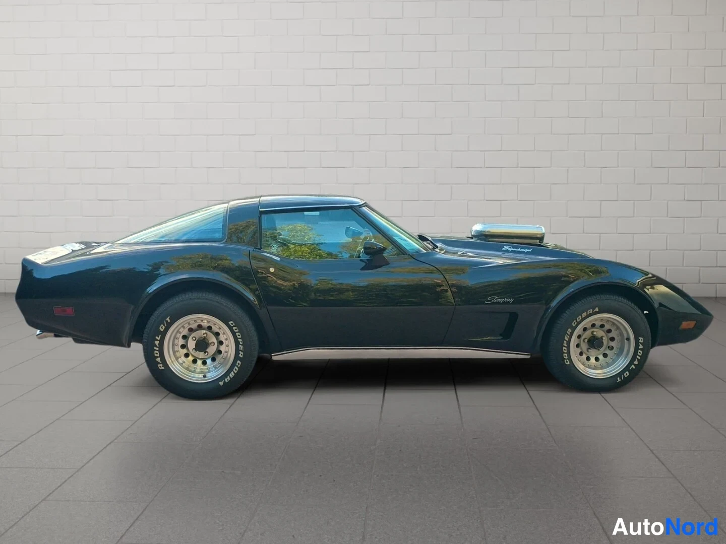 Musta Chevrolet Corvette 1975, sivulta, kuva 4