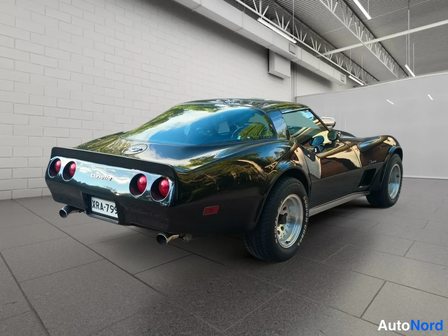 Musta Chevrolet Corvette 1975, takaviisto, kuva 5