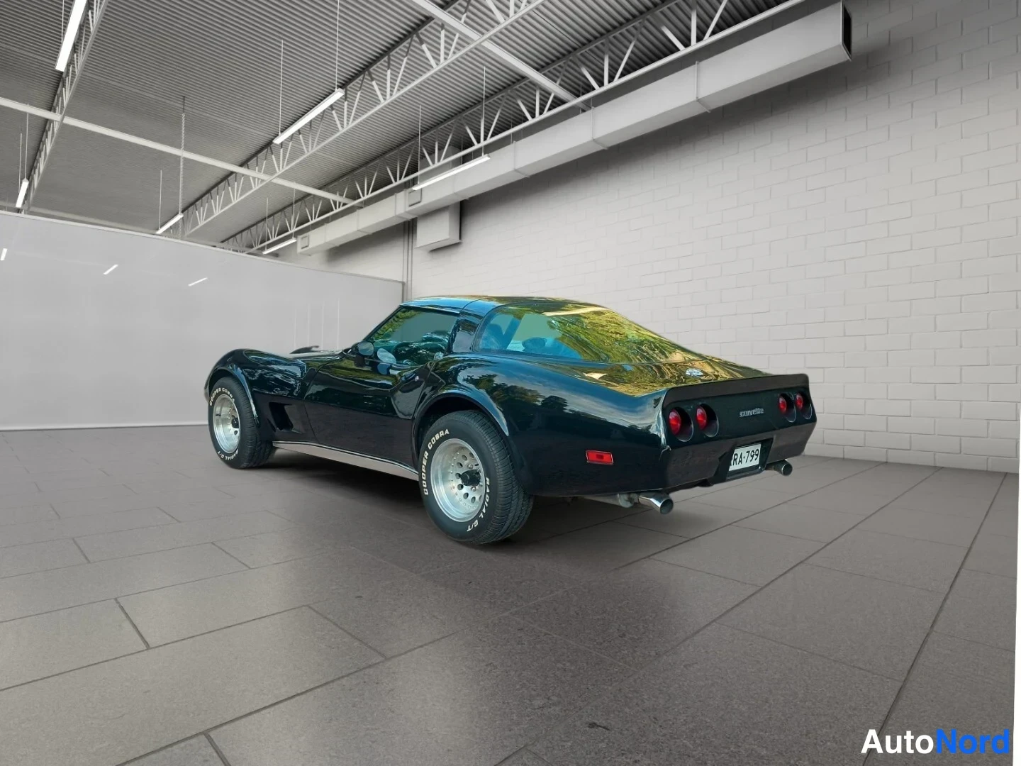 Musta Chevrolet Corvette 1975, takaviisto, kuva 6