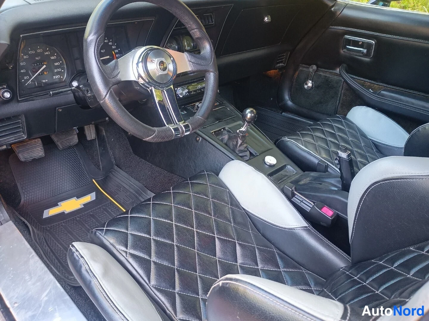 Musta Chevrolet Corvette 1975, kuva 8
