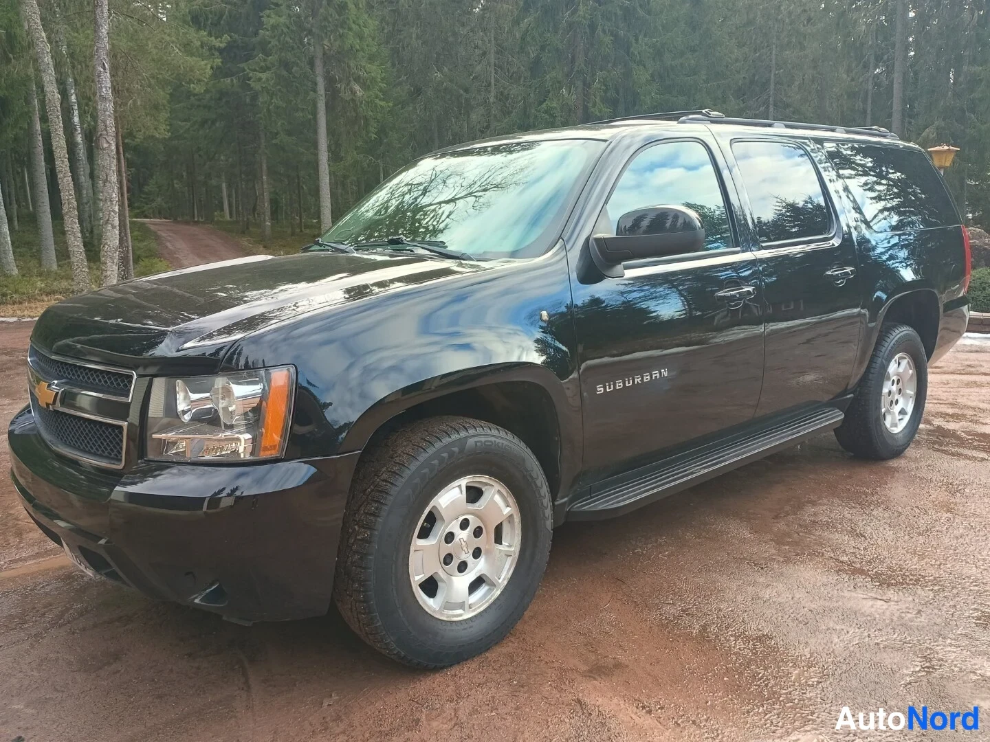 Musta Chevrolet Suburban 2010, etuviisto, keula vasemmalle, kuva 2