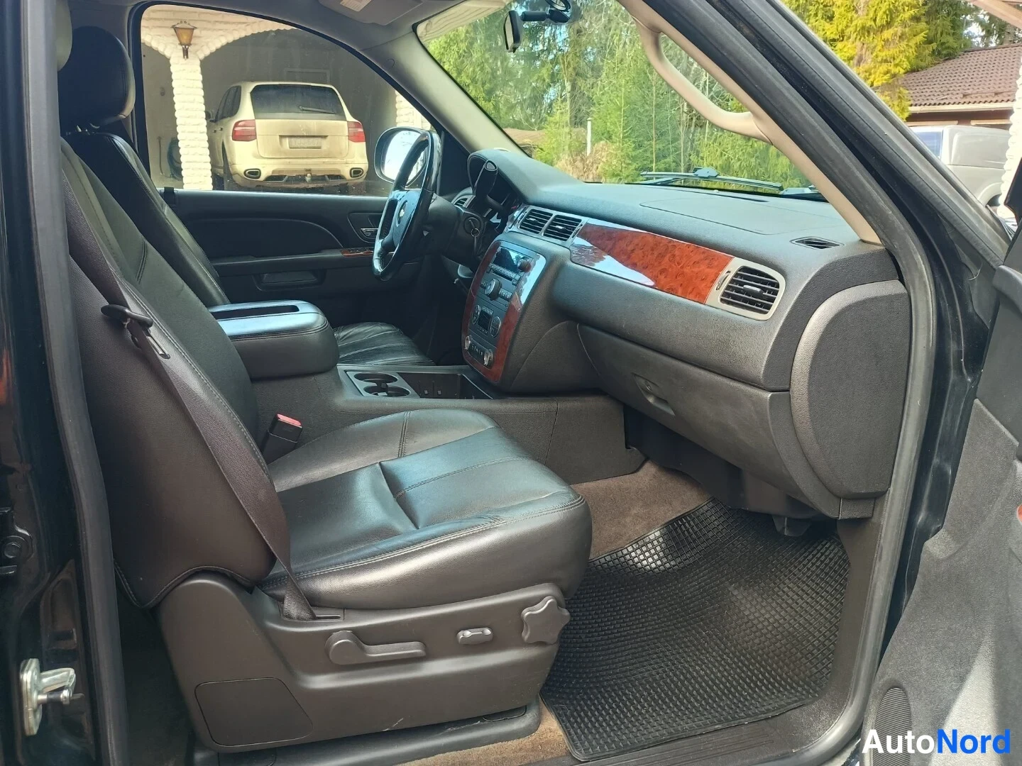 Musta Chevrolet Suburban 2010, kuva 11
