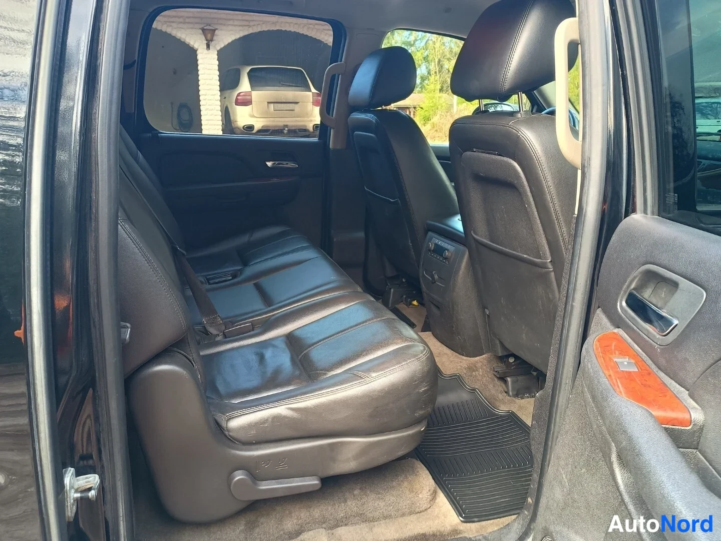Musta Chevrolet Suburban 2010, kuva 12