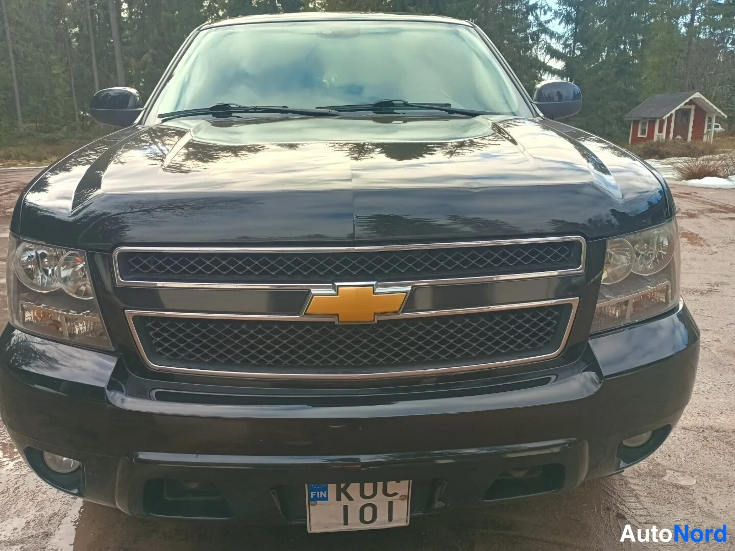 Musta Chevrolet Suburban 2010, edestä, kuva 5