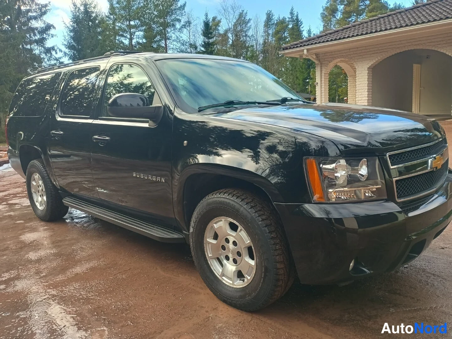 Musta Chevrolet Suburban 2010, etuviisto, keula oikealle, kuva 4