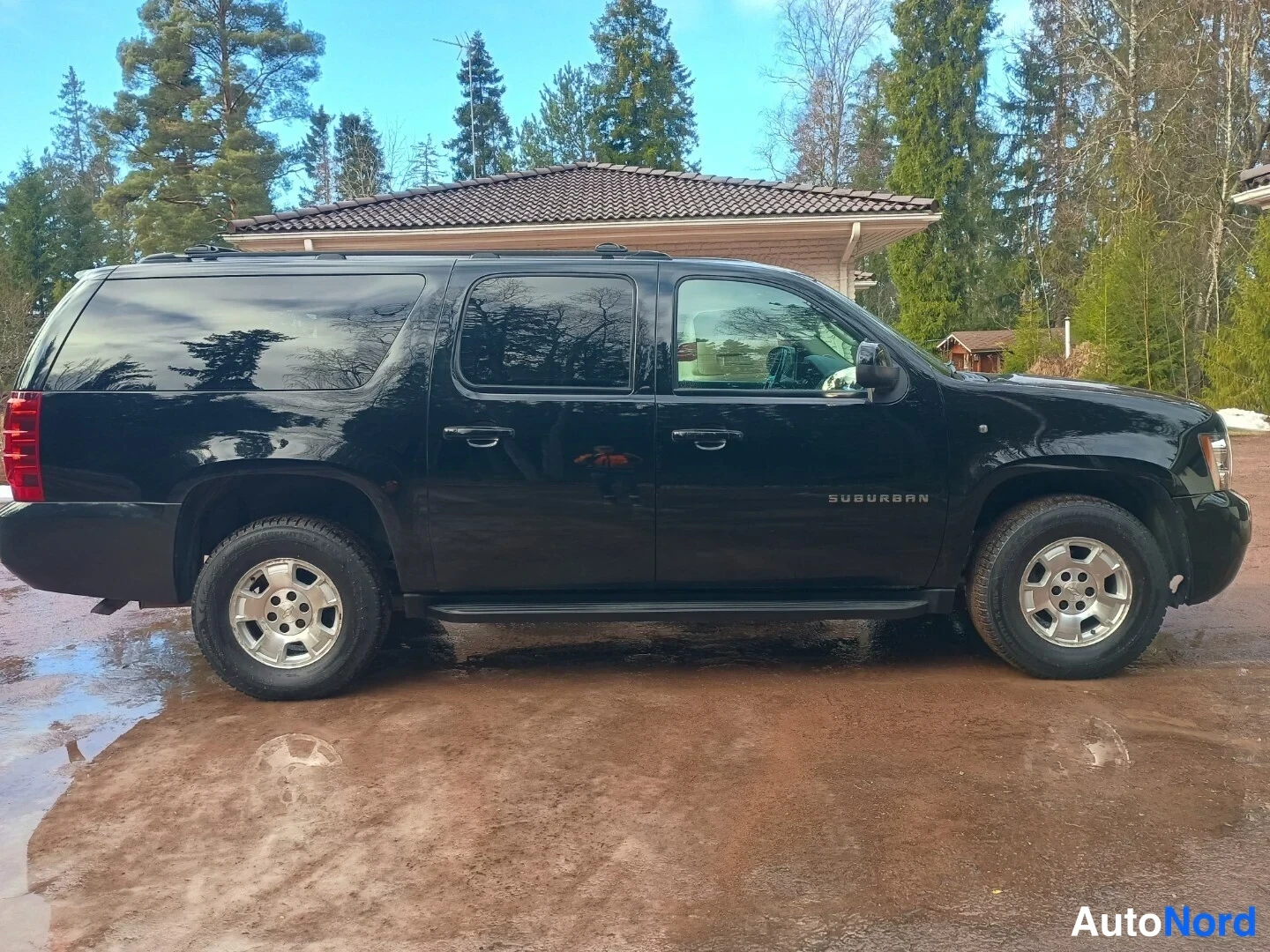 Musta Chevrolet Suburban 2010, sivulta, kuva 6