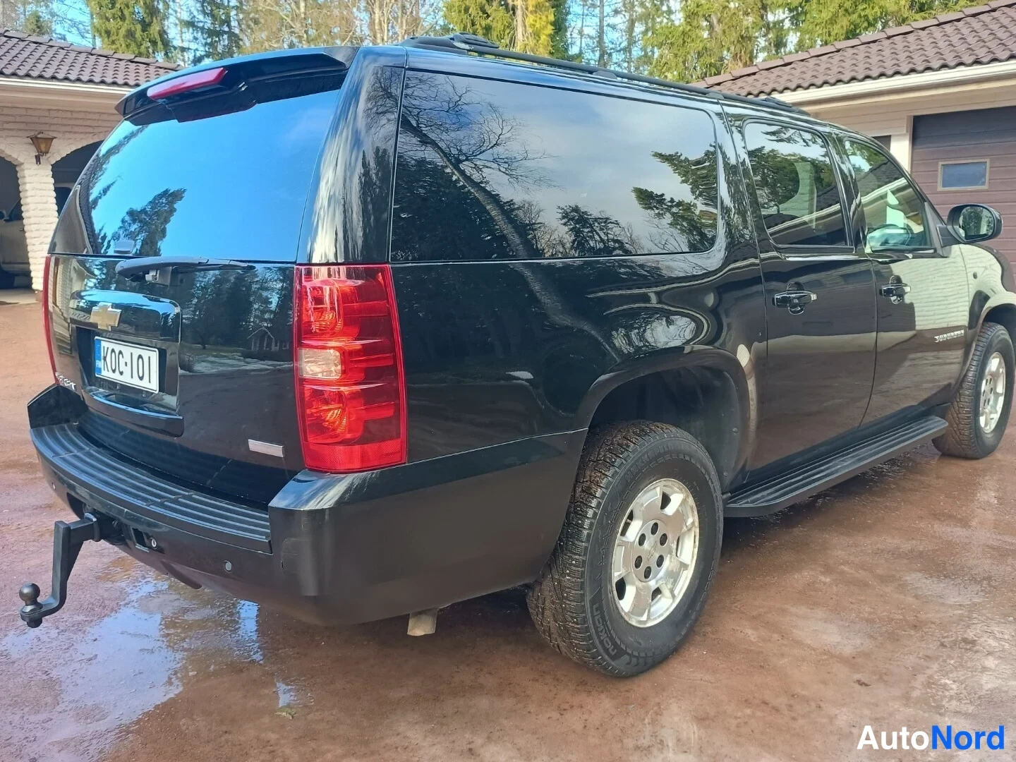 Musta Chevrolet Suburban 2010, takaviisto, kuva 7