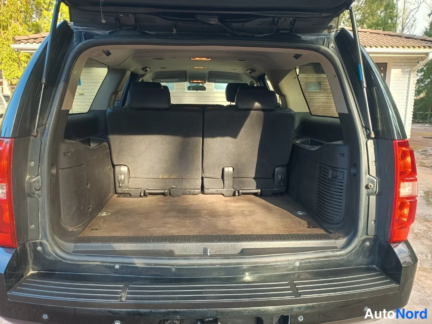 Musta Chevrolet Suburban 2010, kuva 10