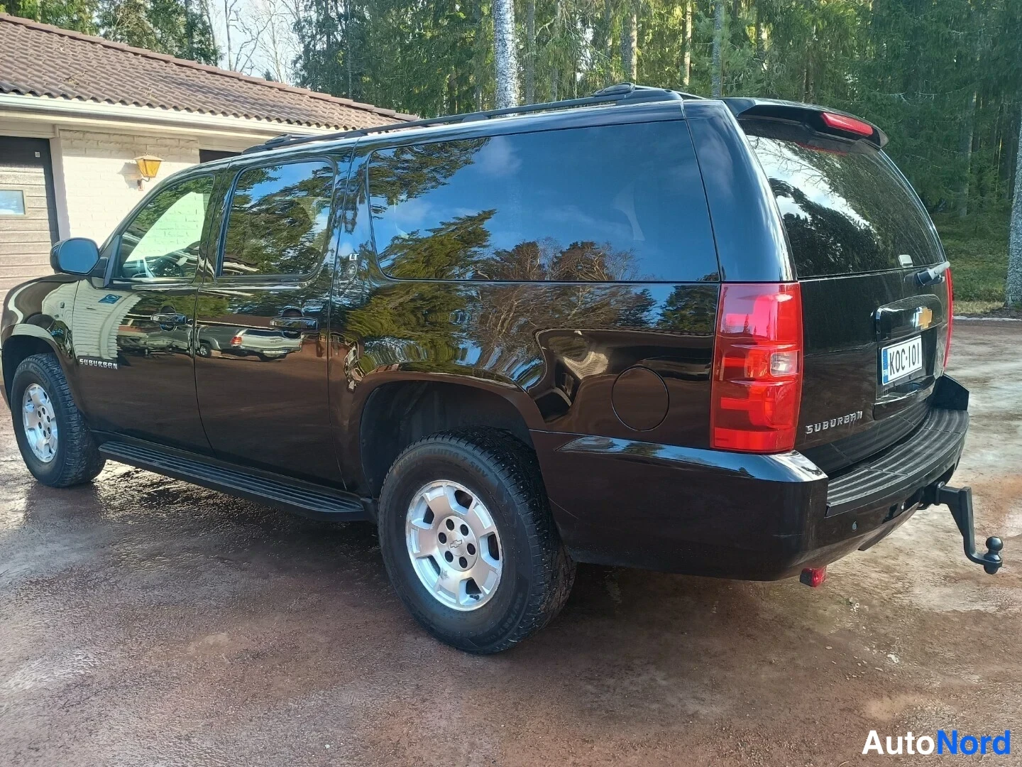 Musta Chevrolet Suburban 2010, takaviisto, kuva 8