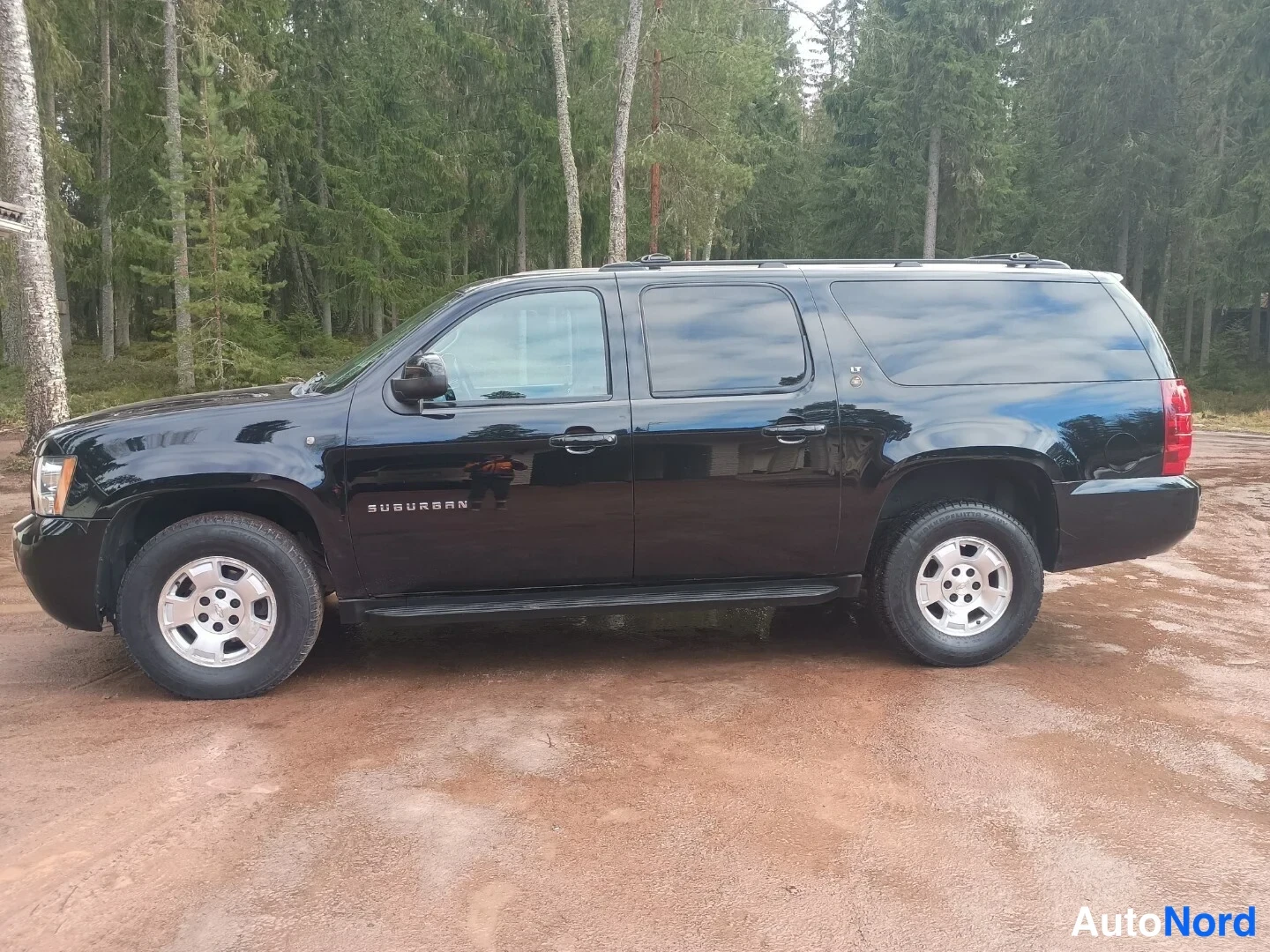 Musta Chevrolet Suburban 2010, etuviisto, keula vasemmalle, kuva 3