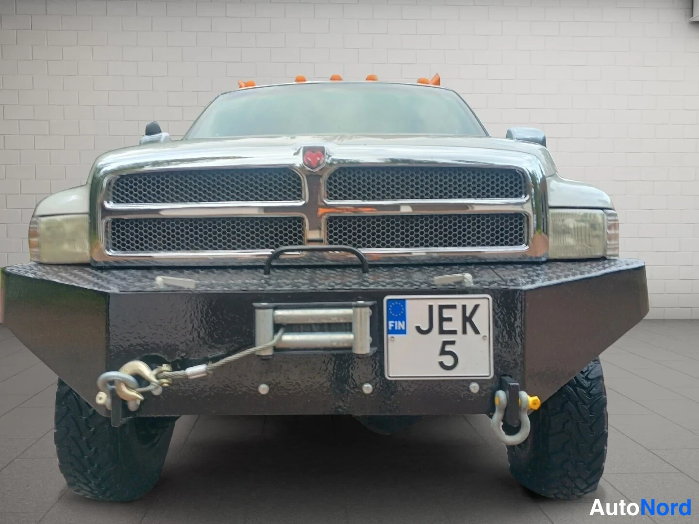 Valkoinen Dodge Ram 3500 1995, edestä, kuva 4
